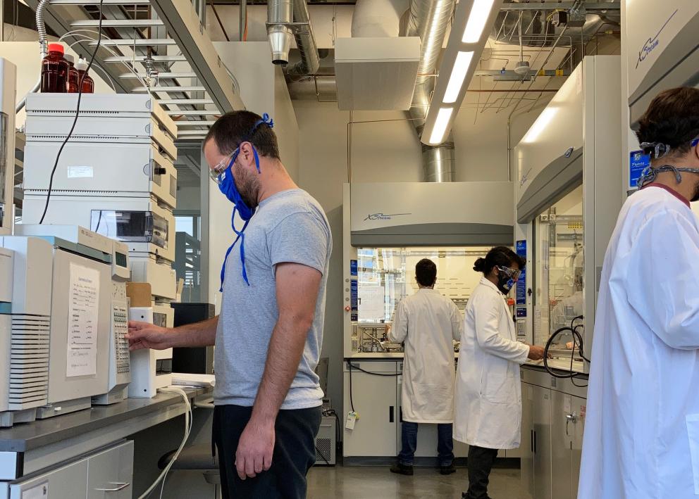 The researchers of the Allgeier Group running experiments in the lab.