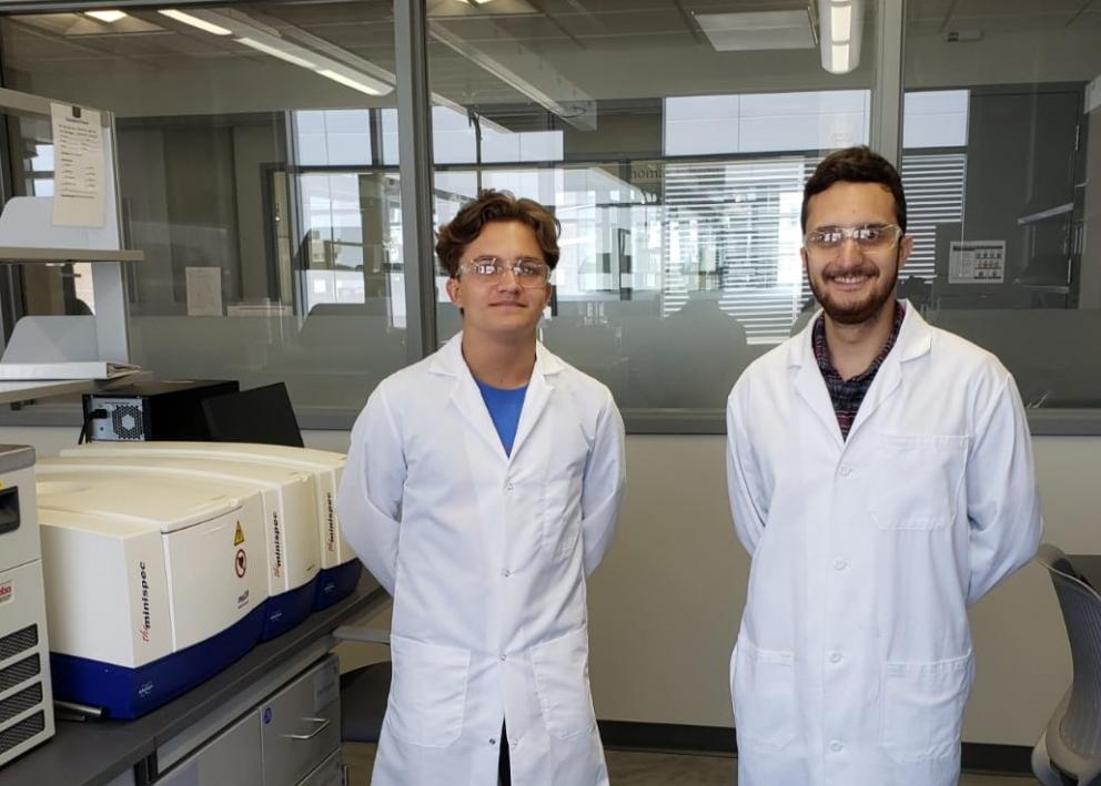 ChEER student Samuel Castillo (left) and the PhD student Murilo Suekuni (right) in the lab.